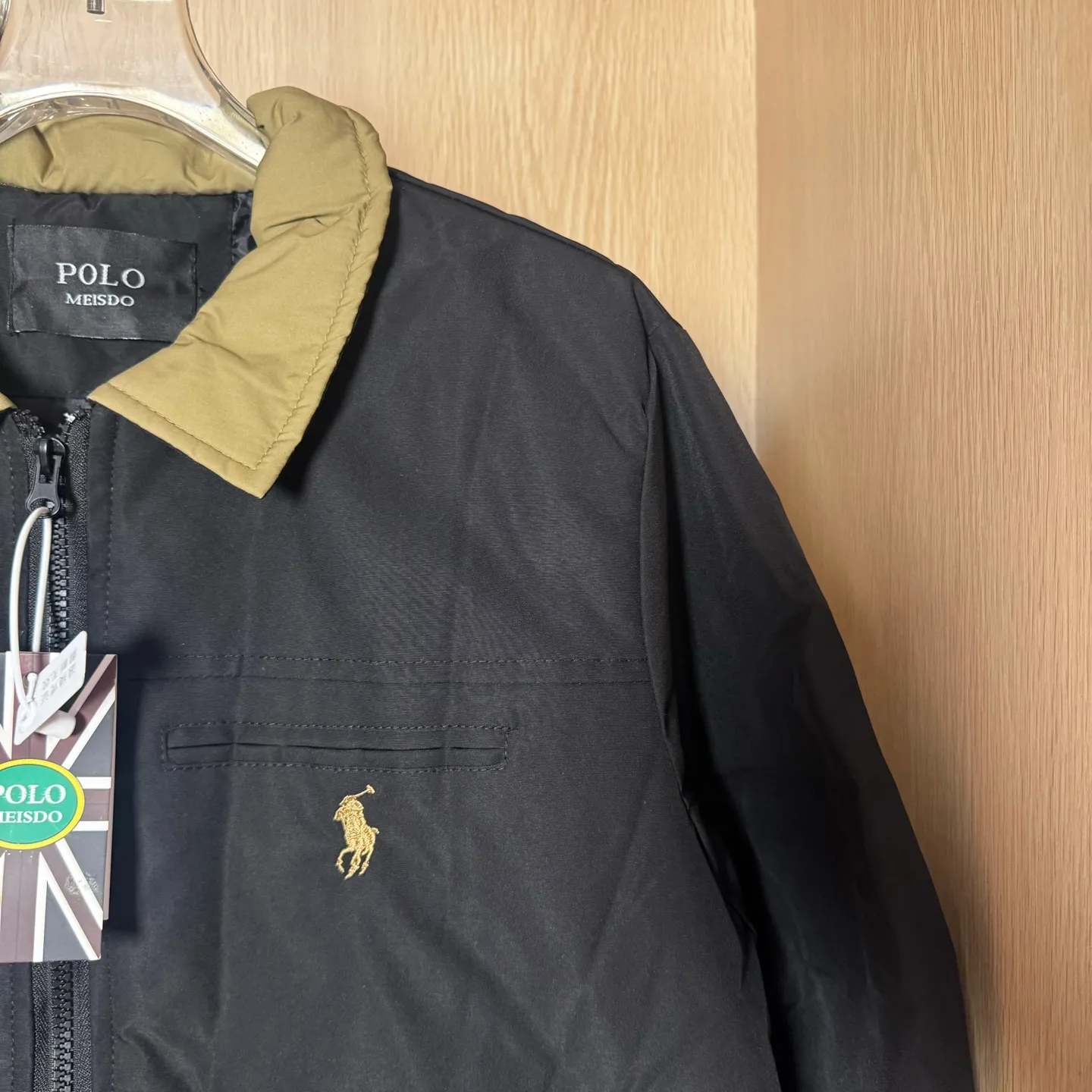 P370 Style number: T20 Second-hand Ralph Lauren Ralph Lauren RL winter Bomber MA-1 cotton jacket. Second-hand heavy-duty winter cotton jacket. Classic silhouette and loose fit. The outside is made of imported nylon fabric. A total of three layers of materials are laminated to form. Sleeves are quilted 120 grams. Custom-dyed high-density cotton thread. Bomber version. Modifies body. Warm and comfortable. Loose fit. Unisex. Size: S-XL.
